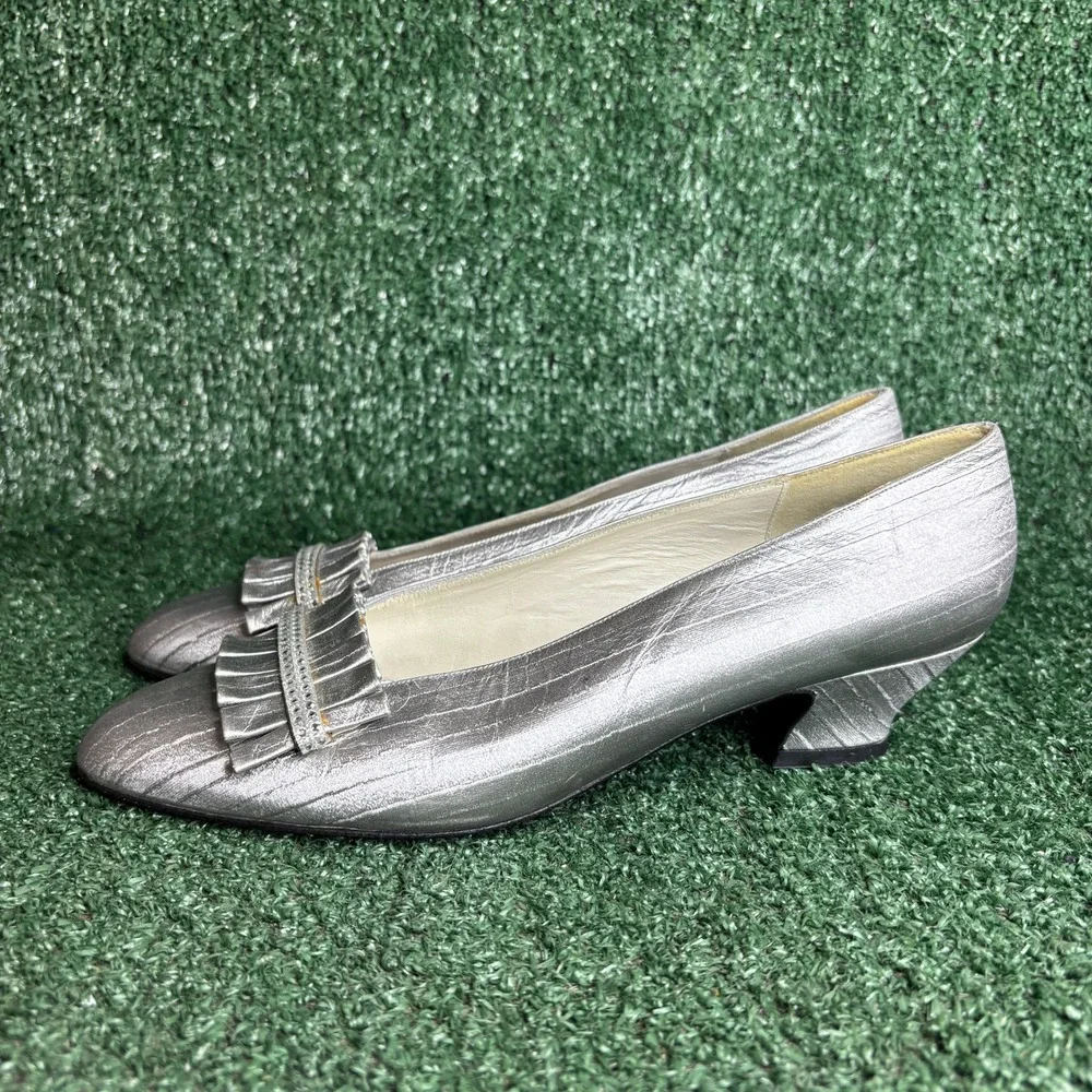 Stuart Weitzman Ruffle Rhinestone Pointed Toe Kitten Heel Silver Pump Womens 8 M